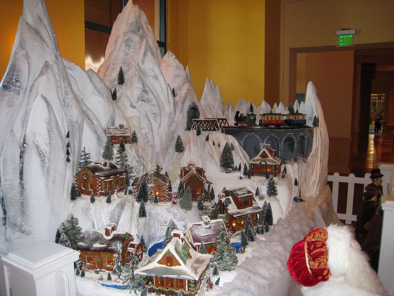 Vacation 2007-12 - Beaches Disney Hotels 0538.jpg - On the 2007-08 Florida vacation we visited beaches from Fort Myers to Sanibel Island sampling local food along the way. Green water and white sugar beaches! Arriving at Disney World we visited several of the theme resorts.